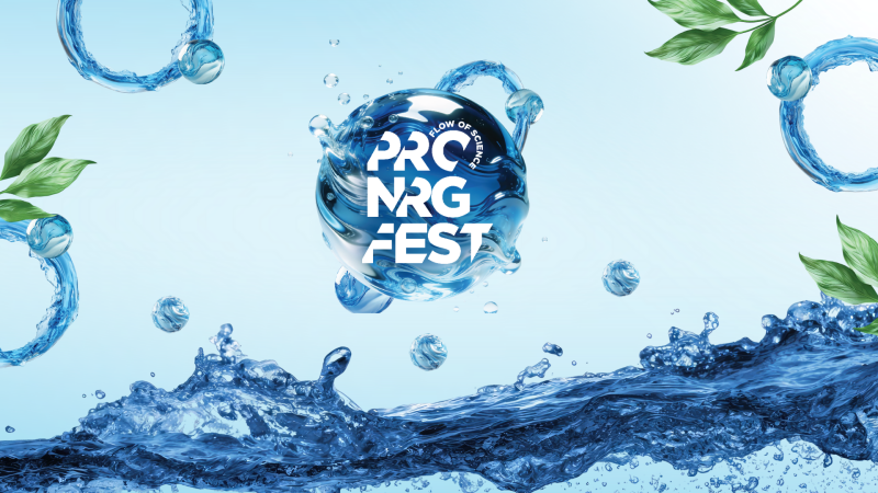 На изображении представлен дизайн на водную тематику с текстом "PRO NRG FEST FLOW OF SCIENCE", интегрированным в сферу из воды. Брызги, капли и круговые водные образования разбросаны вокруг, дополненные зелеными листьями на светло-голубом фоне.
