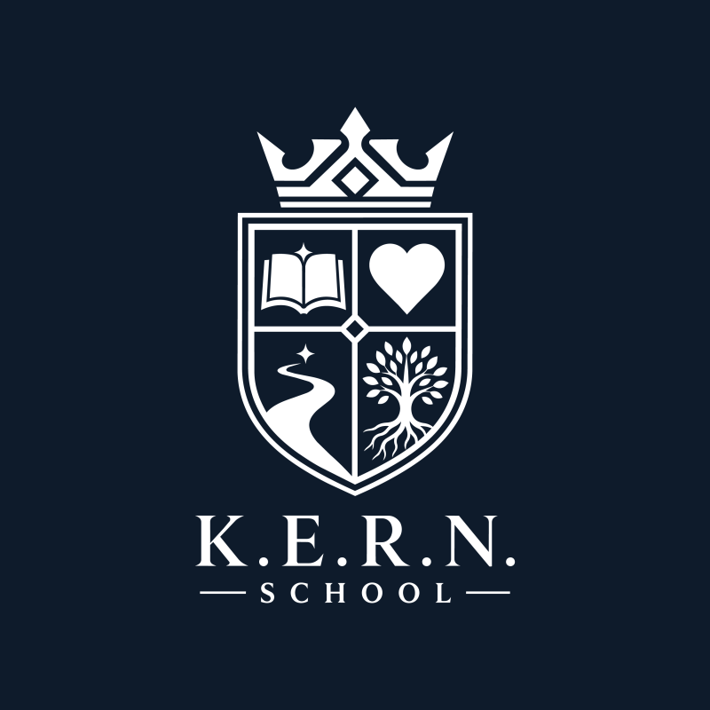 На изображении представлен белый логотип школы K.E.R.N. на темно-синем фоне, с гербом, увенчанным короной. Герб разделен на четыре секции, содержащие открытую книгу, сердце, реку со звездой и дерево.