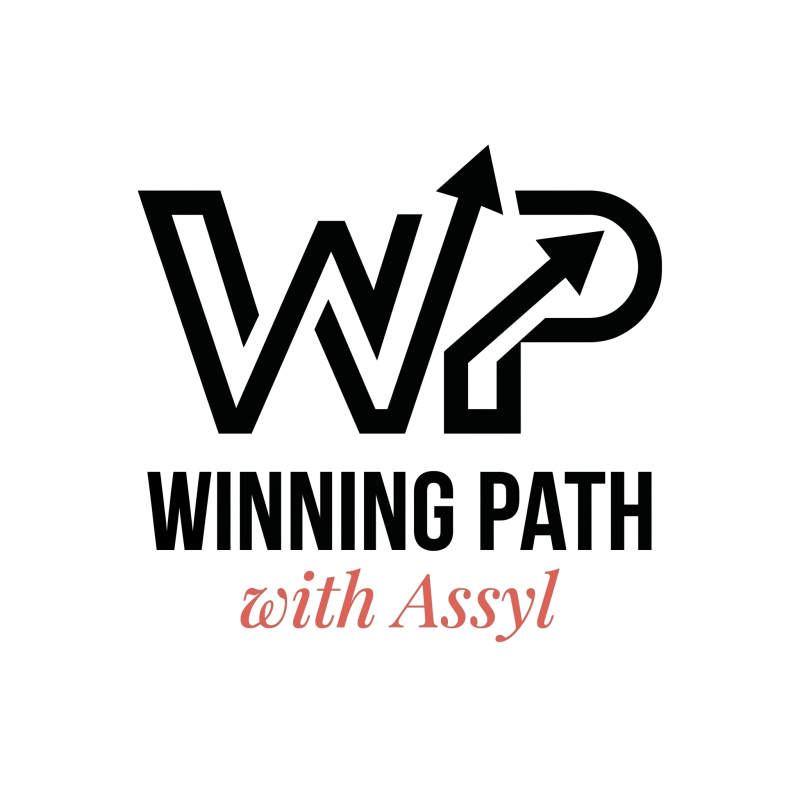 На изображении представлен логотип с буквами 'WP', выделенными жирным черным шрифтом, со стрелкой, встроенной в букву 'P' и направленной вверх. Под логотипом находится текст 'WINNING PATH' черного цвета, за которым следует 'with Assyl', написанный шрифтом, похожим на рукописный, лососевого цвета.
