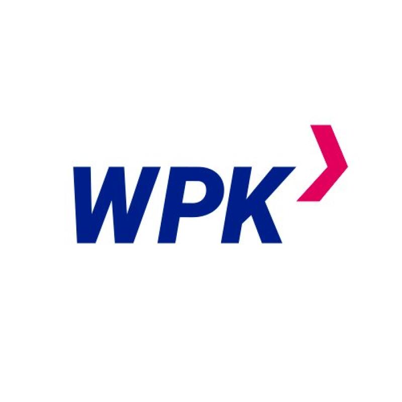 Логотип с буквами «WPK», выполненными жирным синим шрифтом, за которыми следует розовый шеврон в виде стрелки, указывающей вправо, все на белом фоне.