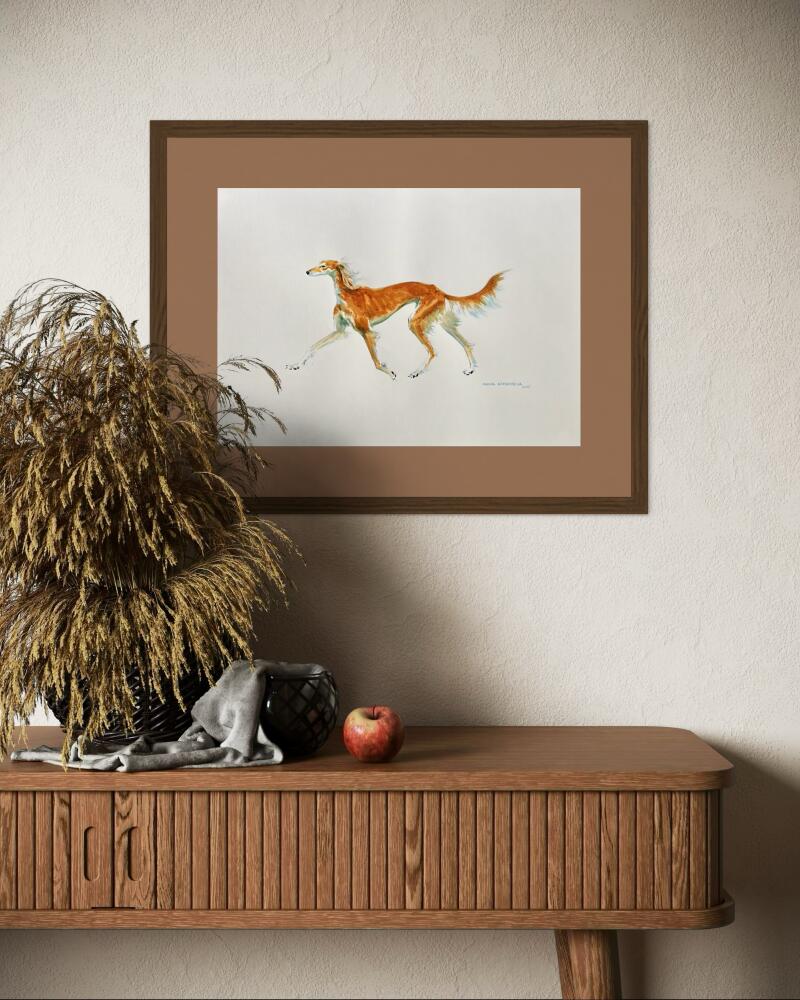 На изображении представлена акварельная картина в рамке с изображением рыжей борзой собаки в движении, висящая на стене над деревянной консолью с декоративными элементами: сушеной травой в темной корзине, серым текстилем и красным яблоком.